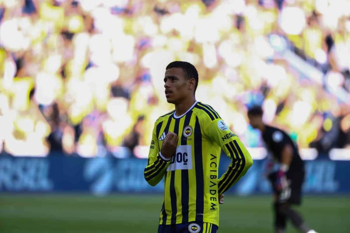Mason Greenwood, Fenerbahçe formasıyla Eyüpspor maçında gol sevinci yaşarken