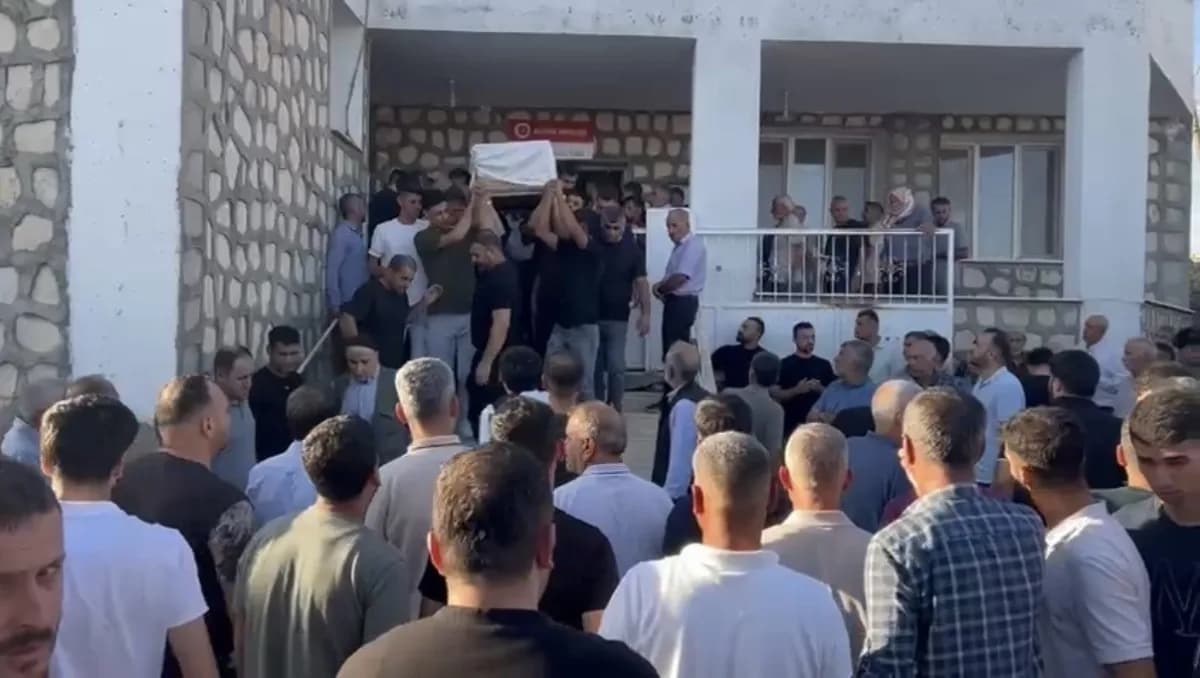 Mardin Nusaybin’de gemi faciasında hayatını kaybeden Mehmet Bayhan’ın cenaze töreninden görüntü
