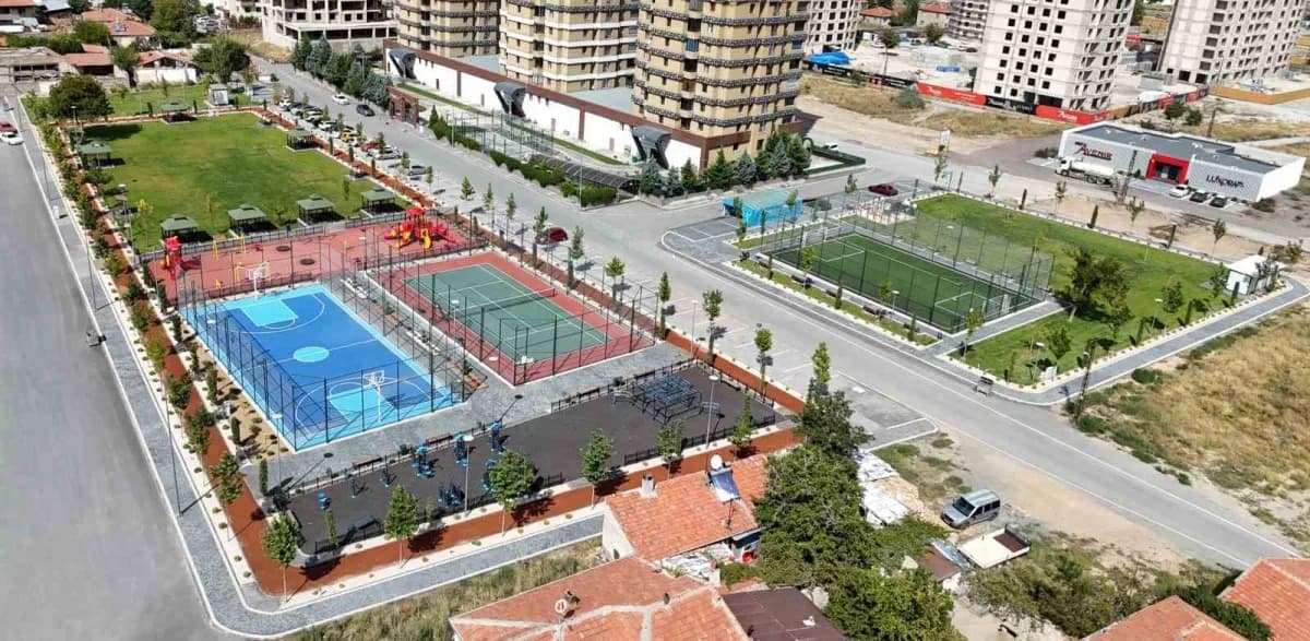 Melikgazi Belediyesi Ahmet Taş Parkı ve Sosyal Tesisi açılışına hazırlık görüntüsü