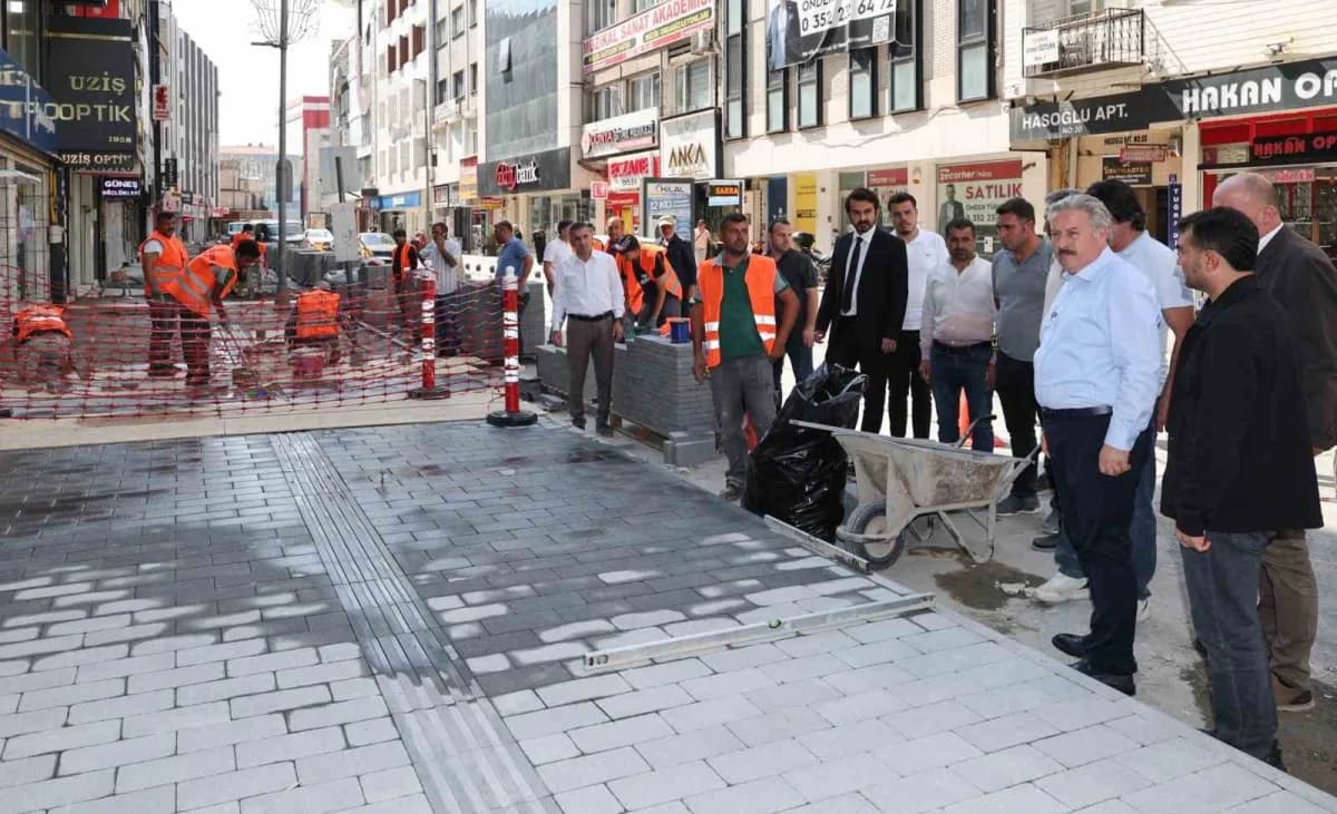 Melikgazi Belediyesi ekipleri Kayseri şehir merkezinde yaya yolu yenileme çalışması yapıyor