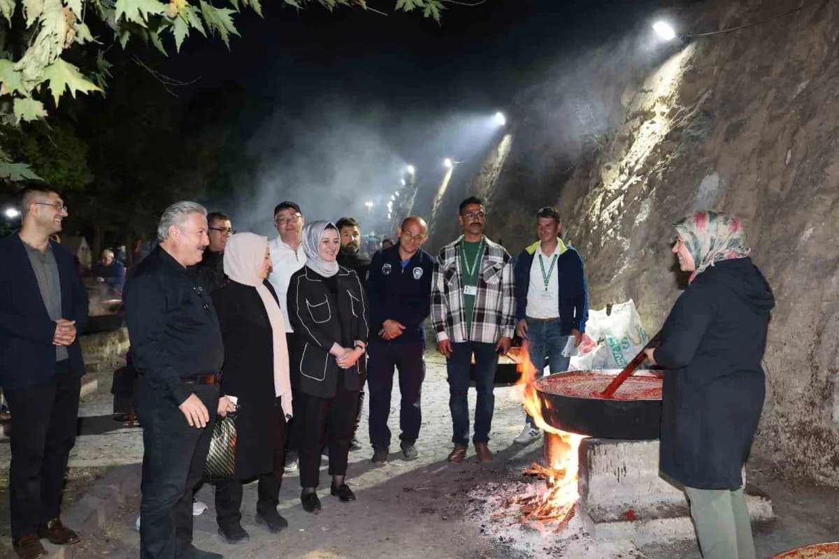 Melikgazi Belediyesi Salça Günleri etkinliğinde vatandaşlar salça kaynatıyor