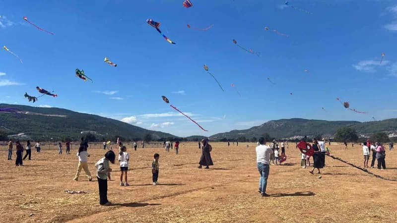 Menteşe’de çocuklar ve aileleri renkli uçurtmalarla gökyüzünü renklendirirken, uçurtma sanatçısı Zahit Mungan ve Belediy