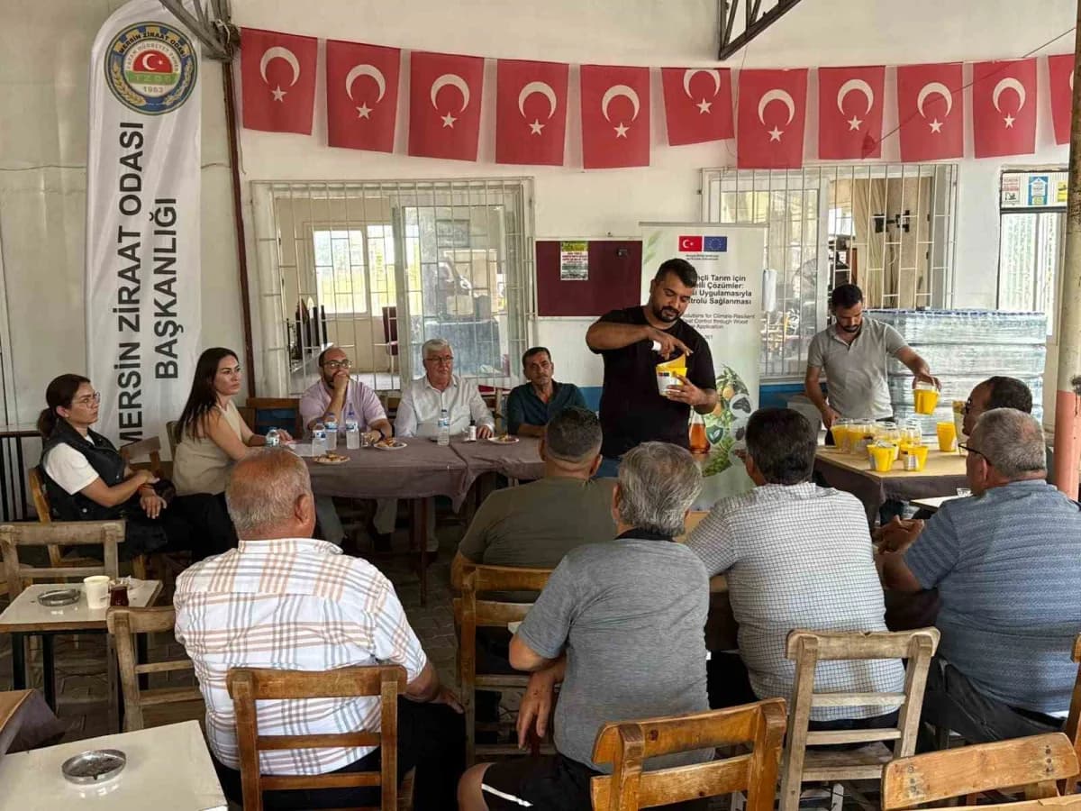 Mersin’de çiftçilere Akdeniz meyve sineğiyle mücadele eğitimi sırasında doğa temelli yöntemlerin anlatılması
