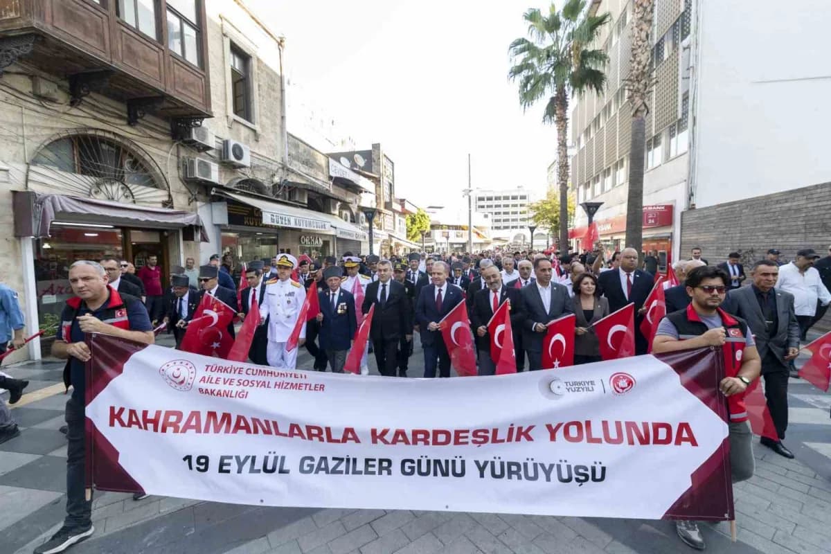 Mersin’de 19 Eylül Gaziler Günü kapsamında düzenlenen yürüyüş ve anma töreninden bir kare