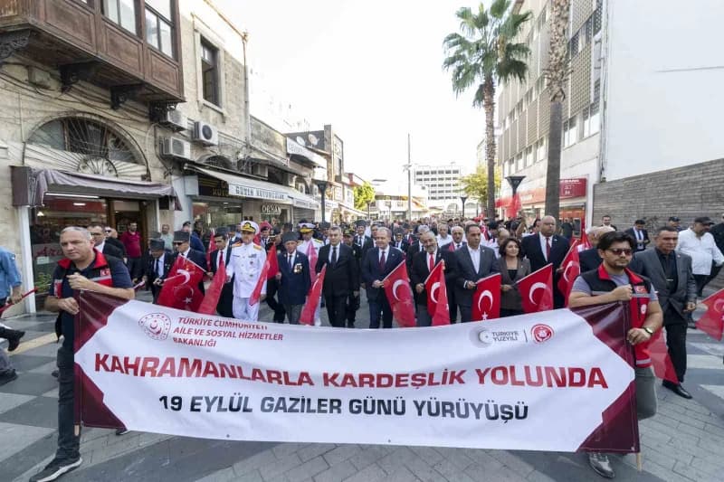 Mersin’de 19 Eylül Gaziler Günü kapsamında düzenlenen yürüyüş ve anma töreninden bir kare