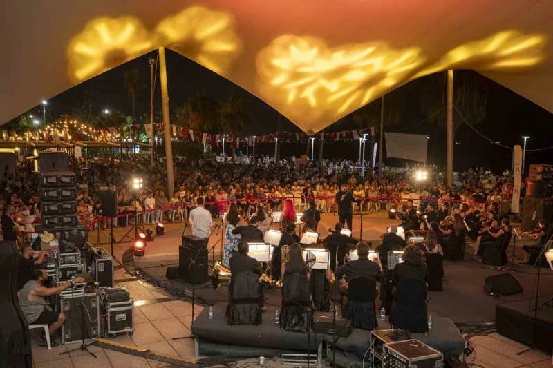 Mersin Kent Orkestrası Kültür Park amfi tiyatroda Akdeniz manzarası eşliğinde konser verirken