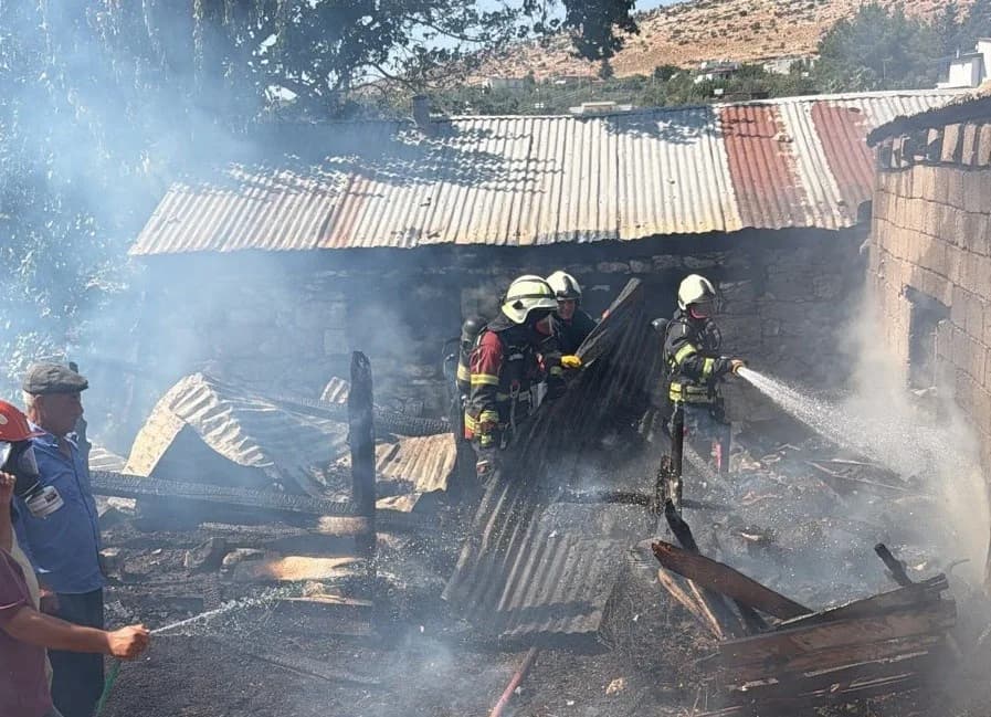 Mersin Mut ilçesinde ahır yangını sonrası itfaiye ekiplerinin müdahalesi