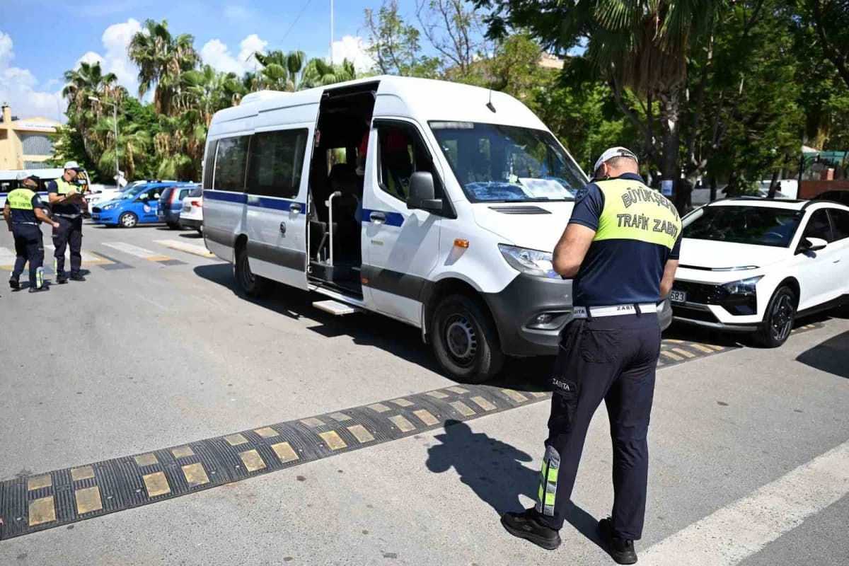 Mersin’de okul servis araçlarına yönelik denetim yapan zabıta ekipleri
