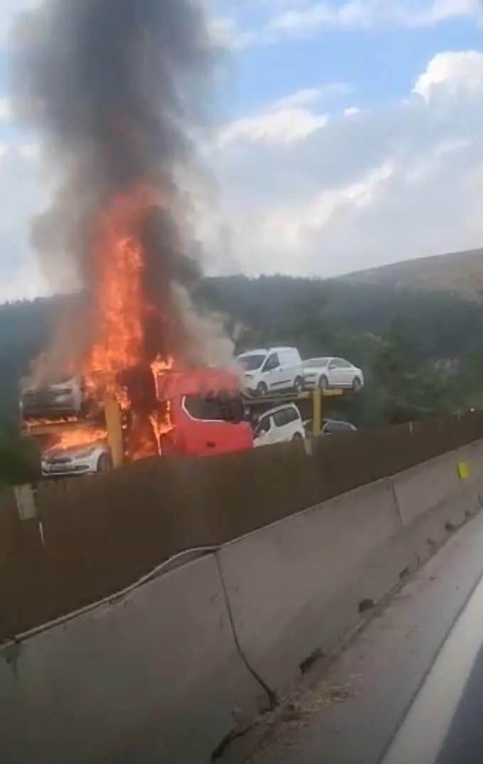 Mersin TAG otoyolunda otomobil taşıyan tırda çıkan yangının alevleri ve itfaiye müdahalesi