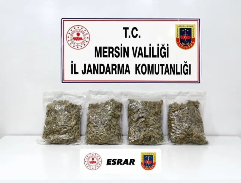 Mersin jandarma ekipleri tarafından ele geçirilen 2 kilo 100 gram esrarın görüntüsü