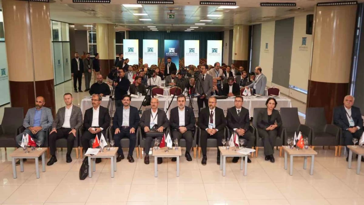 Konya’da düzenlenen Milli Tahkimde Hukuk Seçme Hakkı Çalıştayı katılımcıları ve konuşmacılar
