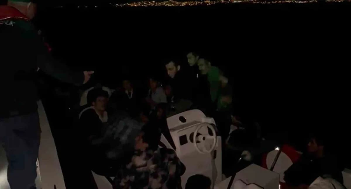 Kuşadası sahilinde Sahil Güvenlik ekipleri lastik botta yakalanan düzensiz göçmenleri kontrol ediyor