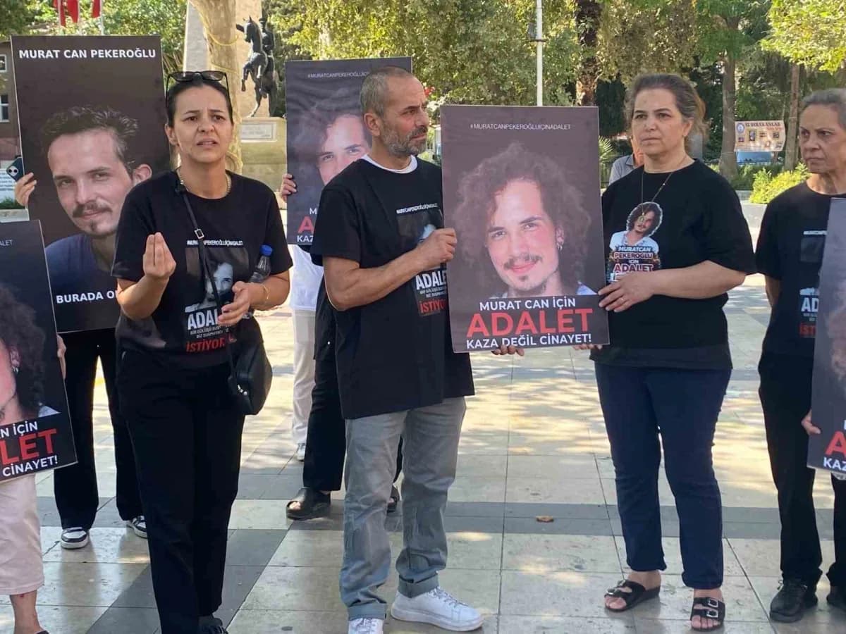 Denizli'de motokurye Murat Can Pekeroğlu davasında tutuksuz yargılama kararına tepki gösteren aile ve yakınları