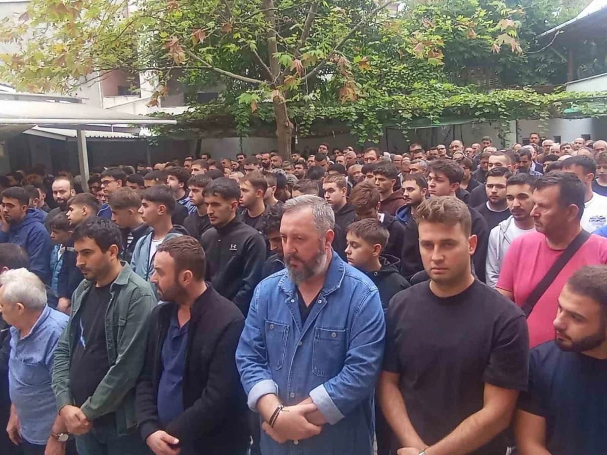Bursa Orhangazi'de motosiklet kazasında hayatını kaybeden Burak Uysal'ın cenaze töreninden görüntü