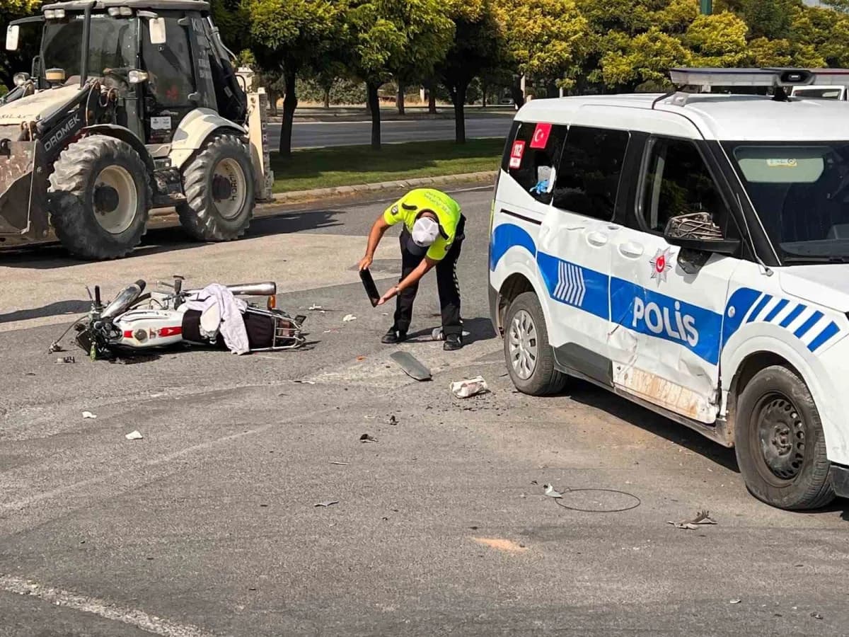 Kahramanmaraş Dulkadiroğlu'nda motosiklet ile polis aracının çarpıştığı trafik kazası sonrası olay yeri