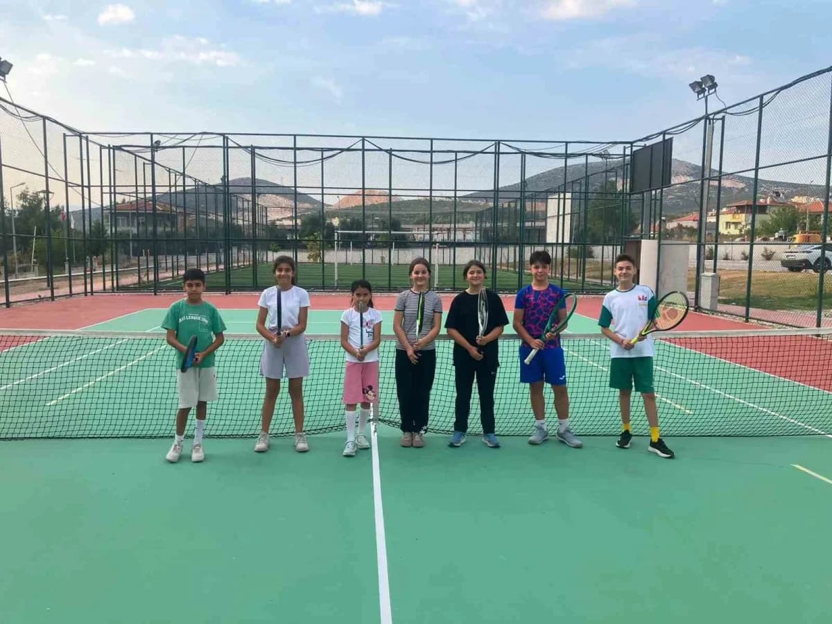 Muğla’da çocuklar ve gençler tenis antrenmanı yaparken spor tesisinde eğitim alıyor