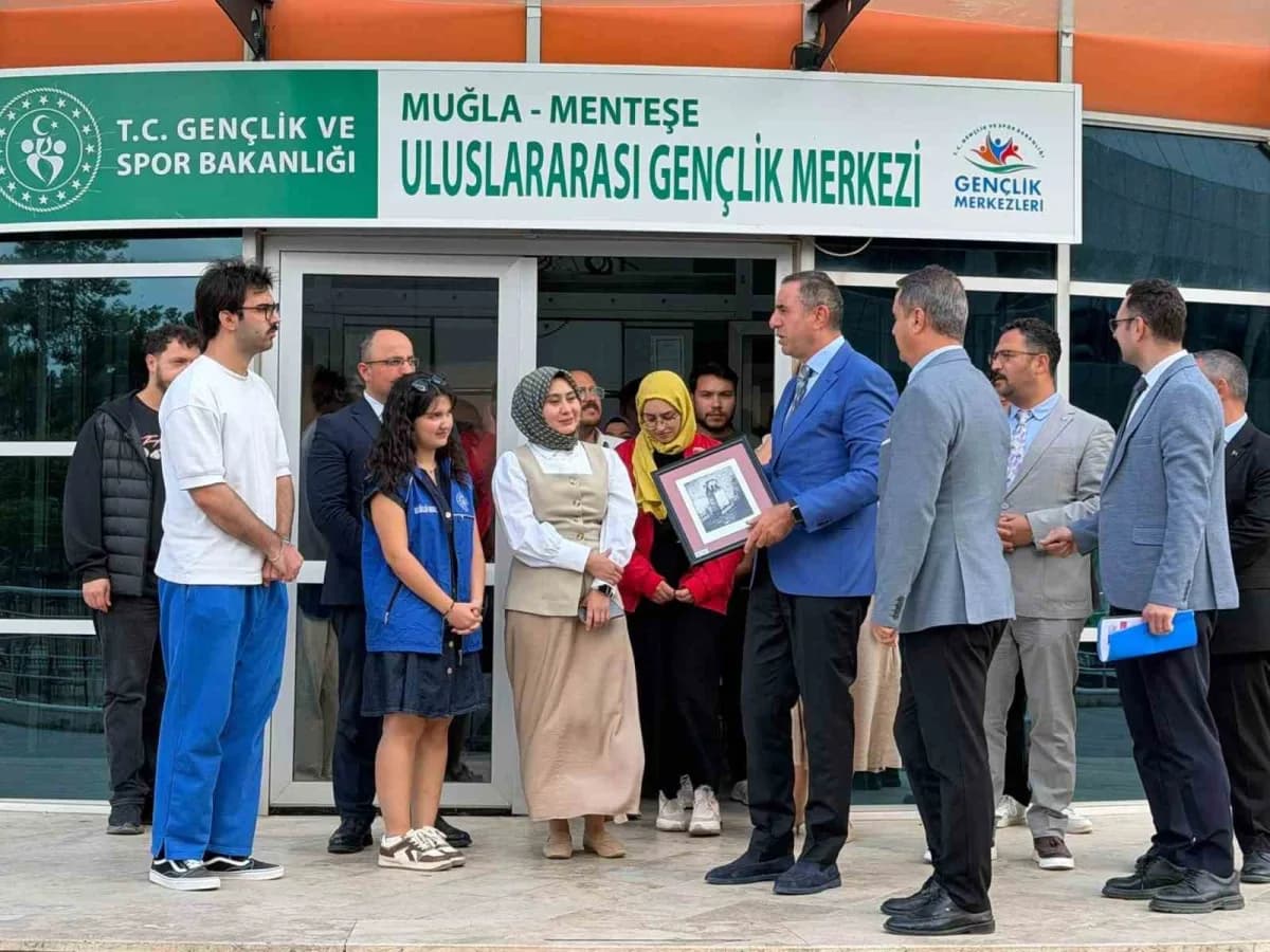 Muğla Uluslararası Gençlik Merkezi’nde Vali Yardımcısı Halil Serdar Cehveroğlu gençlerle bir arada