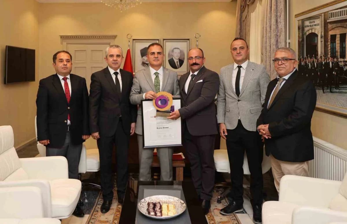 Muğla tarımsal sulama projesi ekibi Vali İdris Akbıyık’a IPMA Bronz Ödül takdiminde bulunuyor