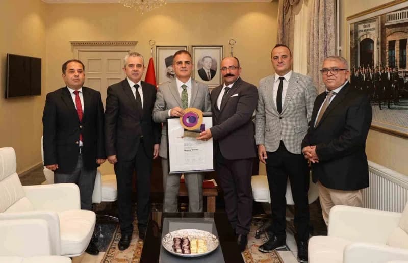 Muğla tarımsal sulama projesi ekibi Vali İdris Akbıyık’a IPMA Bronz Ödül takdiminde bulunuyor