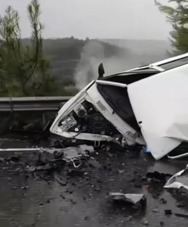 Muğla Ula ilçesinde iki otomobilin çarpışması sonucu meydana gelen trafik kazasında araçlar hasar gördü