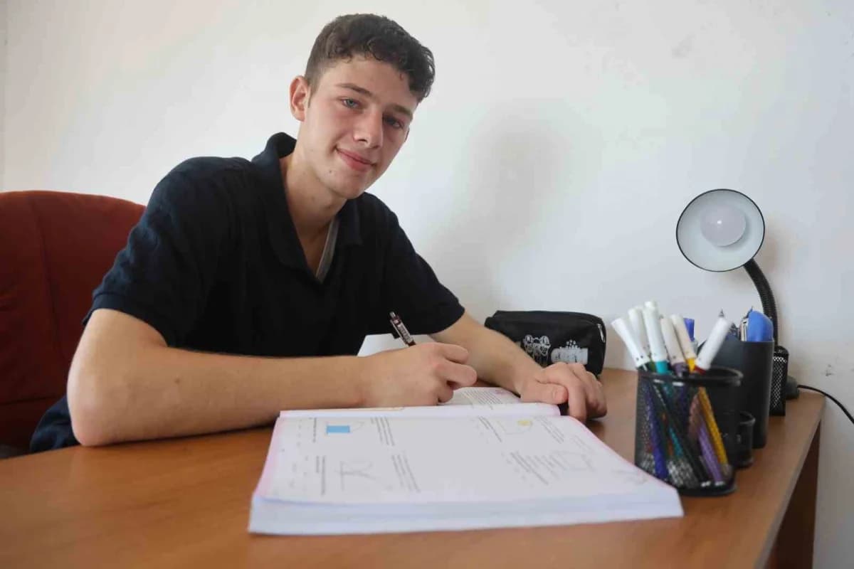 Hatay’da yaşayan Münir Basri, 3 kardeşiyle paylaştığı odada ders çalışırken