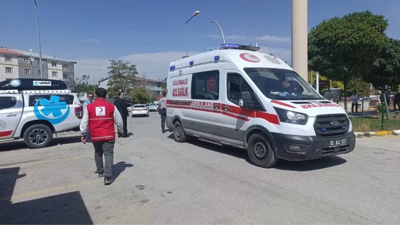 Van Muradiye Devlet Hastanesi’nde AFAD ve Kızılay iş birliğiyle gerçekleştirilen afet tatbikatından görüntü