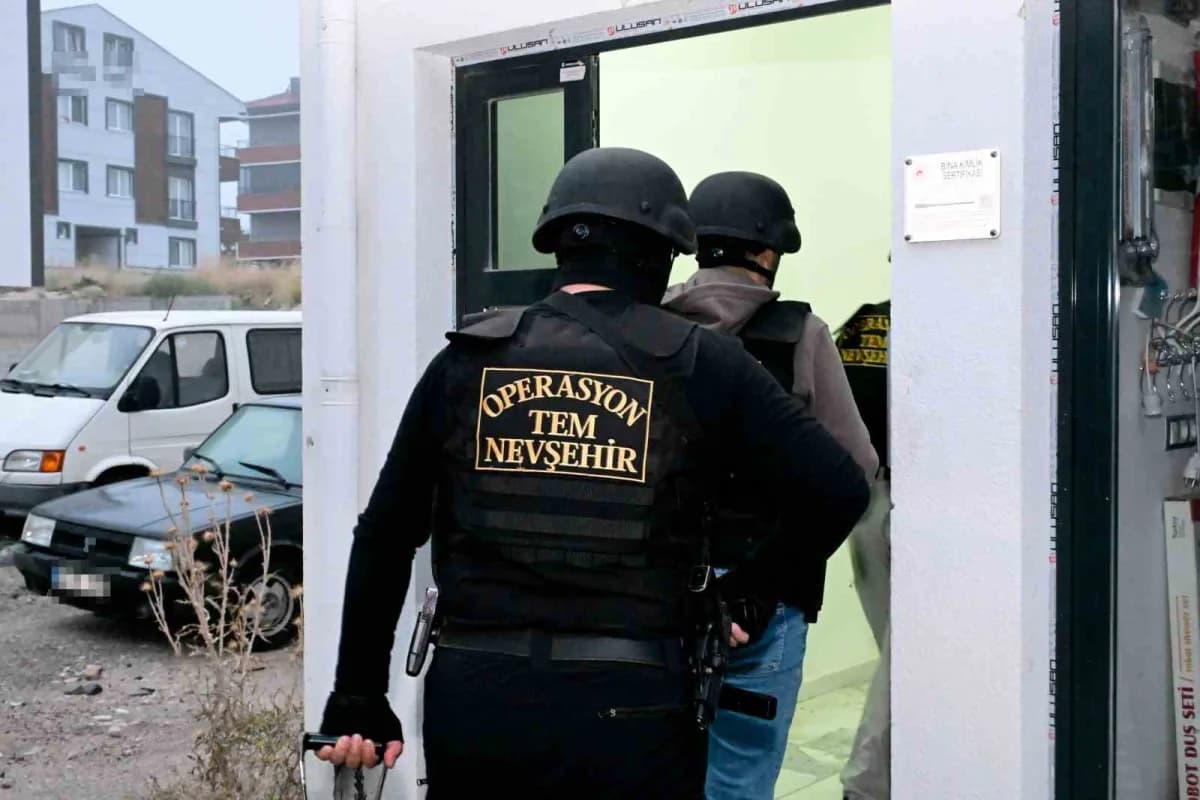 Nevşehir’de dijital uyuşturucu ağına yönelik operasyon kapsamında polis ekipleri çalışma yapıyor