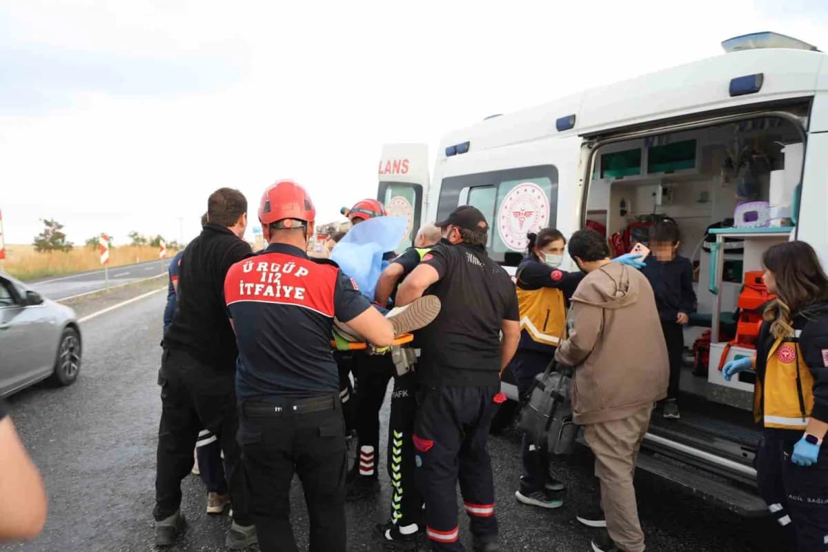 Nevşehir-Kayseri karayolunda otomobil kazası sonrası olay yeri ve kurtarma ekipleri