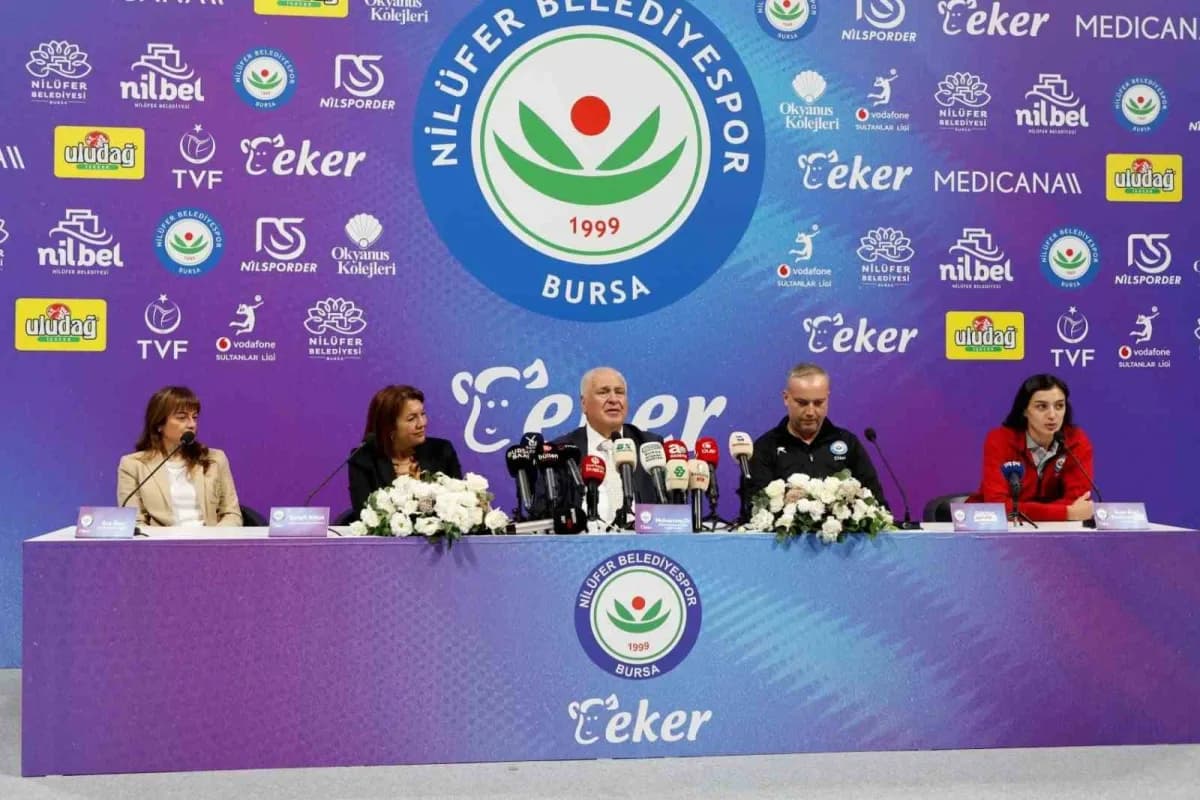 Nilüfer Belediyespor Eker Kadın Voleybol Takımı oyuncuları ve teknik ekibi Bursa Cengiz Göllü Voleybol Salonu'nda yeni s