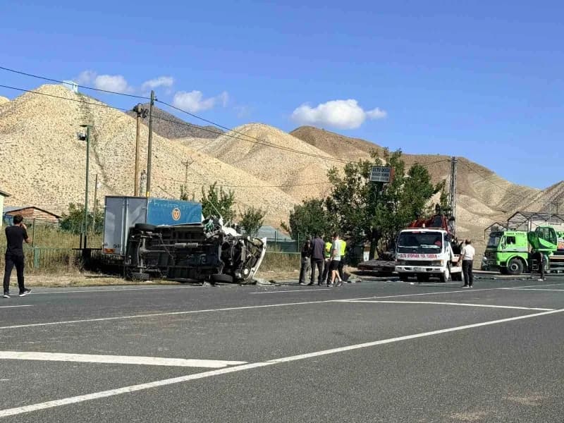 Oltu-Ardahan kara yolunda minibüs ile traktörün çarpışması sonucu meydana gelen trafik kazası sonrası olay yeri