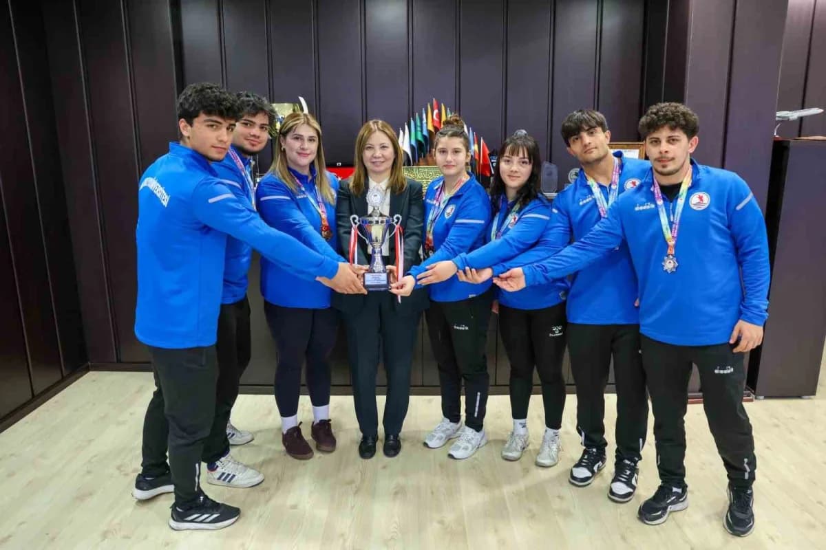 Ondokuz Mayıs Üniversitesi öğrencileri Türkiye Üniversite Sporları Federasyonu müsabakalarında madalya kazanırken