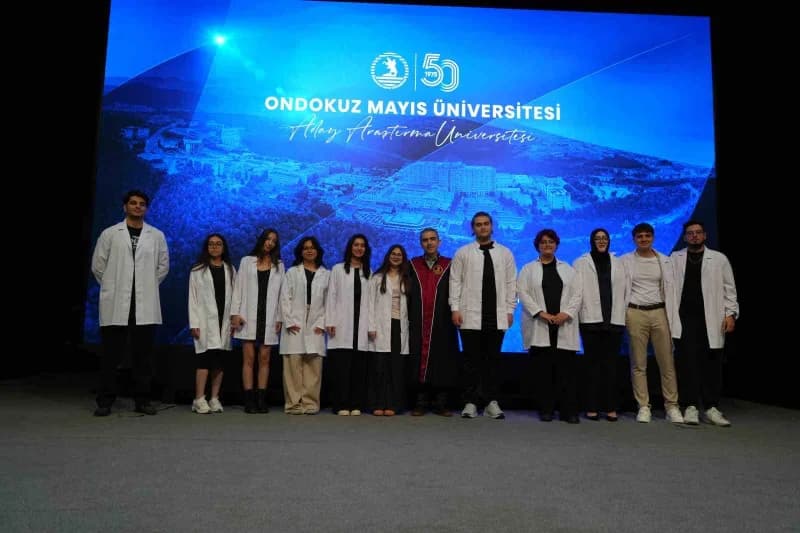 OMÜ Tıp Fakültesi açılış töreninde beyaz önlük giyen öğrenciler sahnede