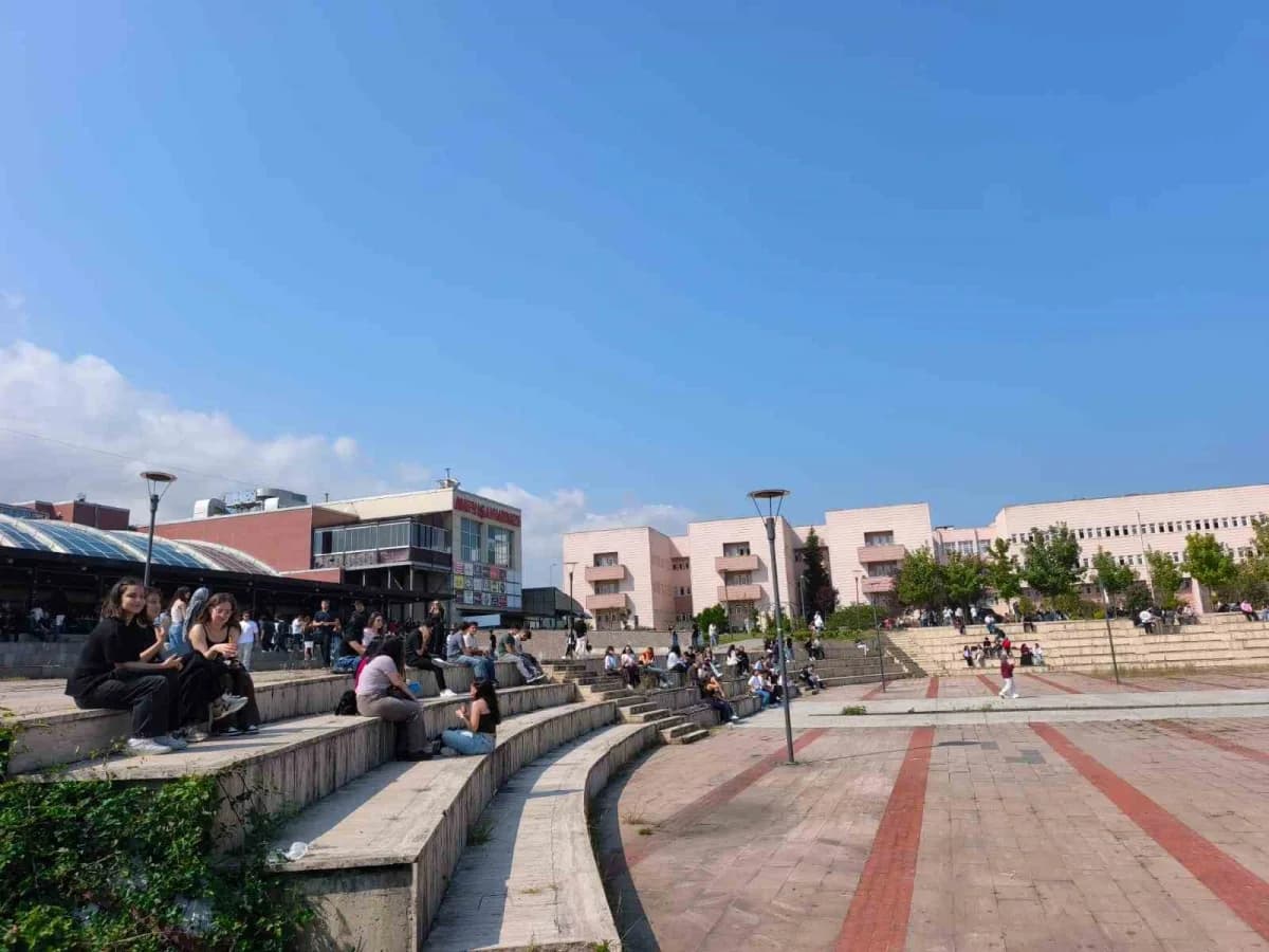 Ondokuz Mayıs Üniversitesi kampüsünde öğrenciler yeni akademik yılın başlamasıyla dersliklere yöneliyor