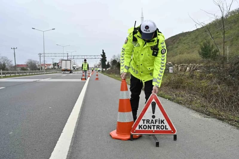 Ordu’da trafik ekipleri yolda araçları kontrol ederken