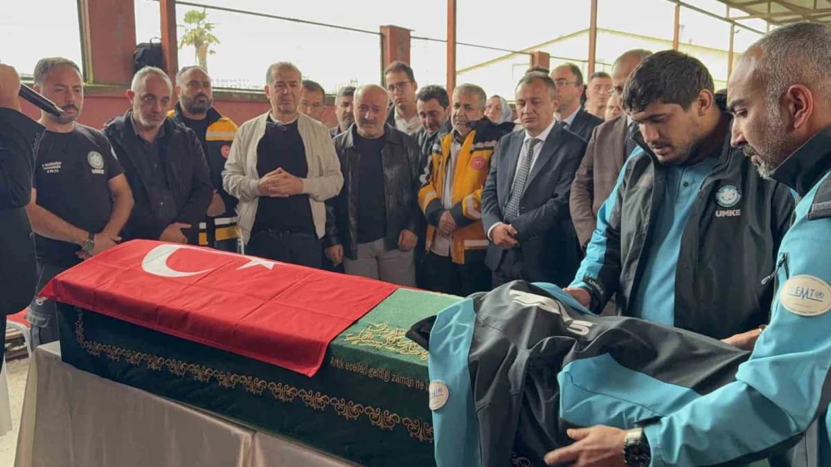 Samsun'da organ nakli kazasında hayatını kaybeden UMKE hemşiri Mehmet Can Gür için düzenlenen tören görüntüsü