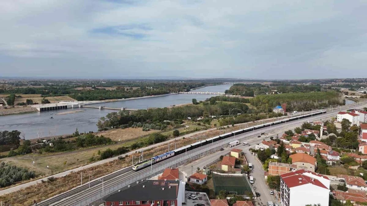Orient Express treni Edirne’de gümrük işlemleri için mola verirken tarihi yolculuğunu sürdürüyor