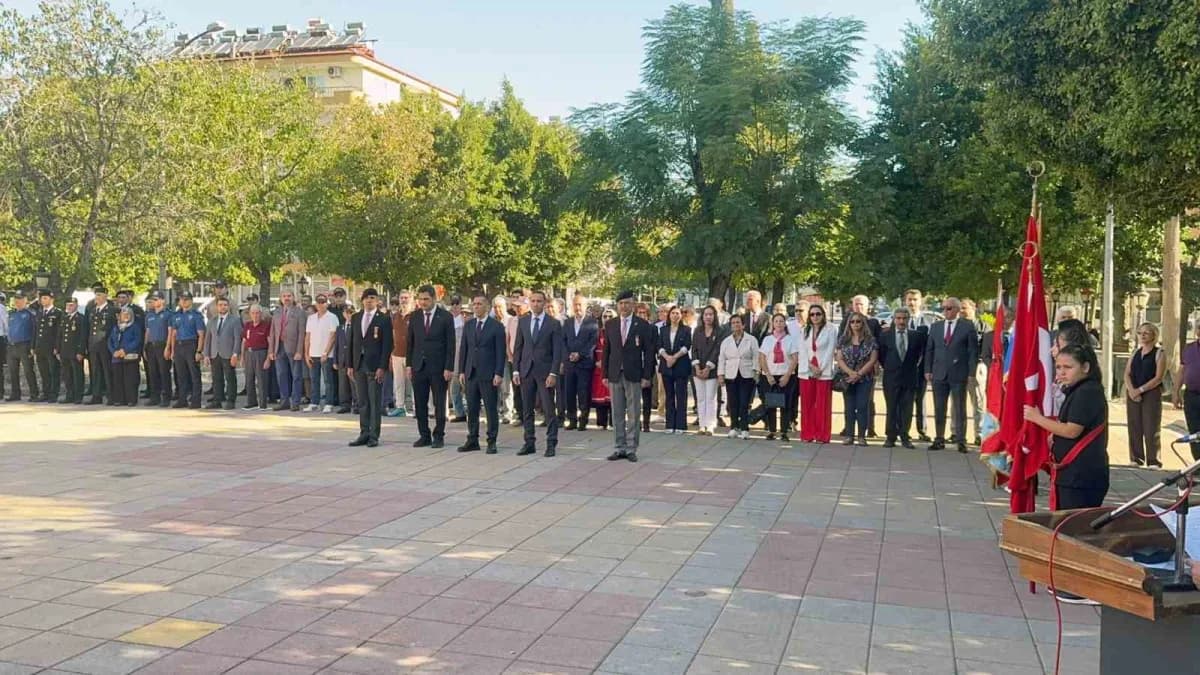 Muğla Ortaca’da Atatürk Anıtı önünde 19 Eylül Gaziler Günü anma töreni