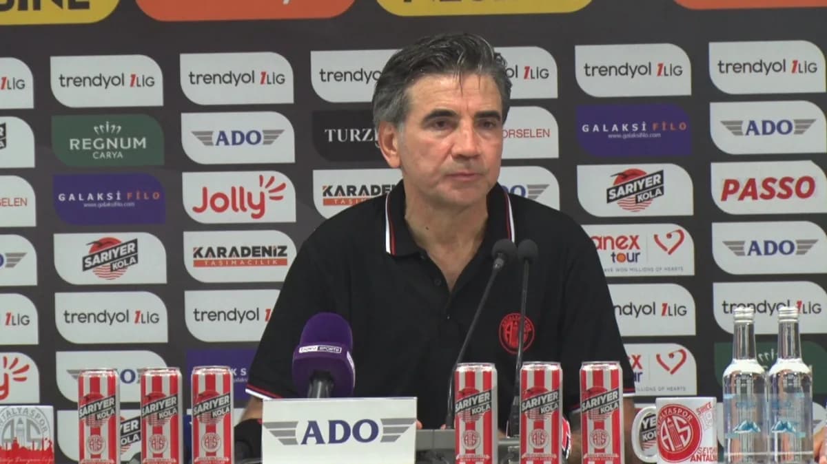 Antalyaspor Teknik Direktörü Osman Özköylü Vanspor FK maçının ardından basın toplantısında konuşuyor