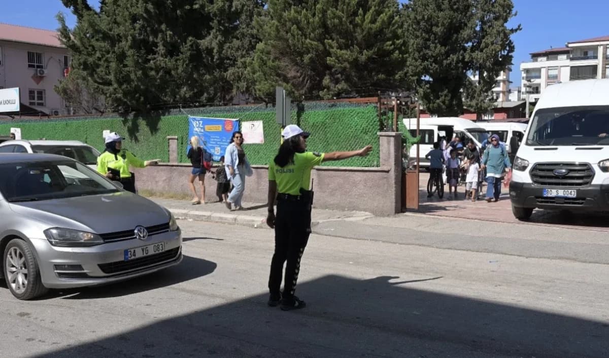 Osmaniye’de okul çevresinde polis ekiplerinin dron destekli güvenlik denetimi yapması