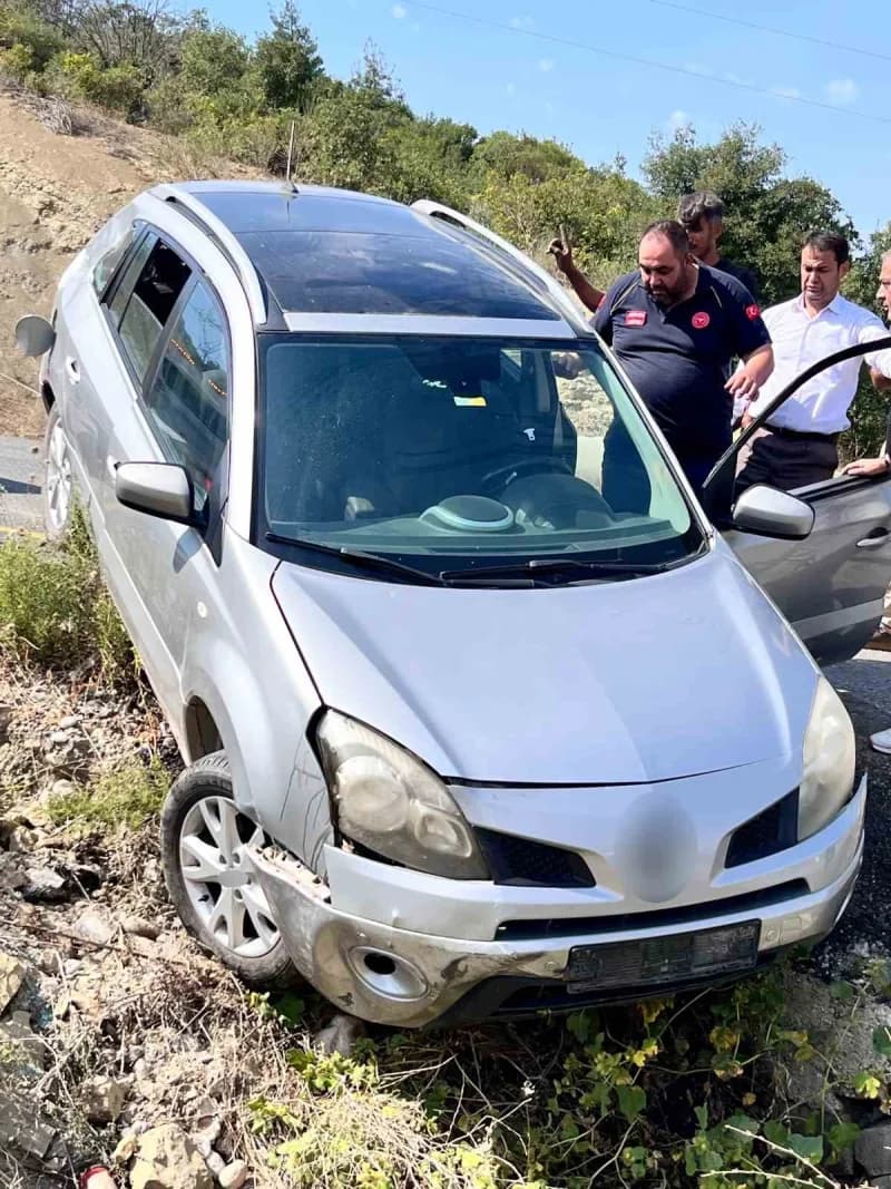 Osmaniye Bahçe ilçesinde yol kenarına devrilen otomobil kazası