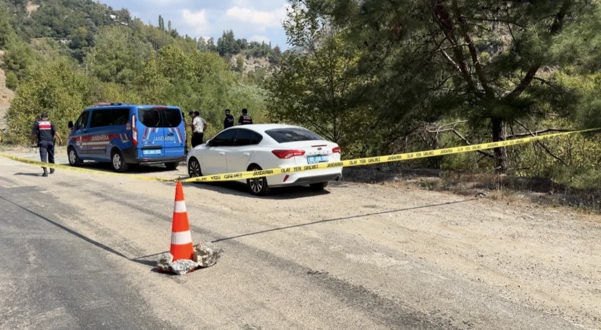 Osmaniye Bahçe ilçesinde uçuruma yuvarlanan otomobil kazası sonrası kurtarma çalışmaları