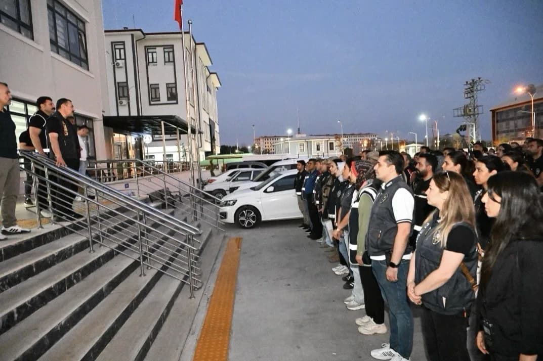 Osmaniye merkezli yasa dışı bahis operasyonunda polis ekipleri eş zamanlı baskın düzenliyor