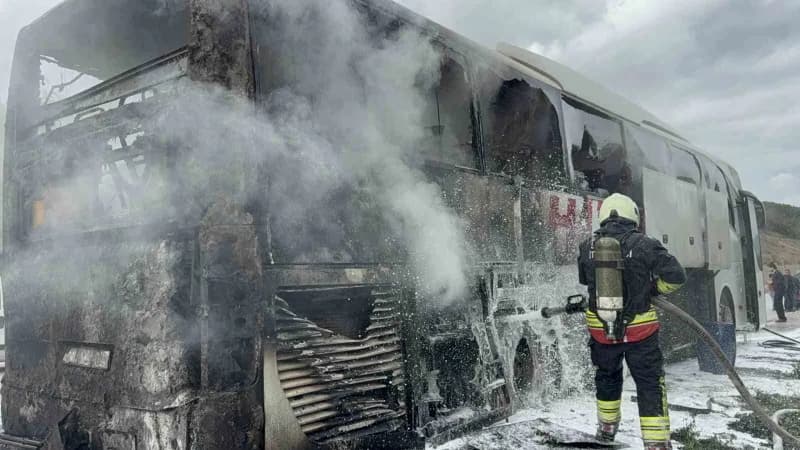 Samsun Kavak ilçesinde seyir halindeki yolcu otobüsünde çıkan yangına itfaiye ekipleri müdahale ediyor