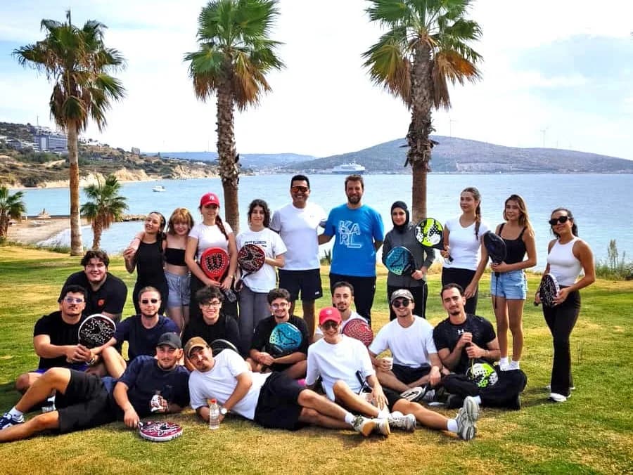Çeşme’de üniversite öğrencileri padel kortunda spor yaparken