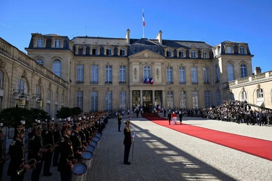 Papa 14. Leo Fransa ziyareti sırasında Elysee Sarayı önünde Fransa Cumhurbaşkanı Emmanuel Macron ile görüşüyor