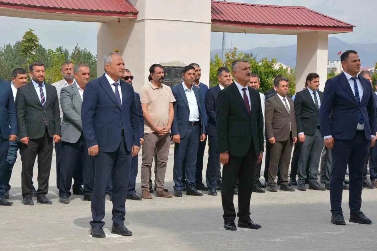 Patnos’ta İlköğretim Haftası kutlama töreninde öğrenciler ve protokol üyeleri
