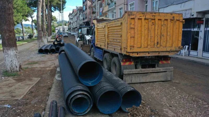 Ordu Perşembe ilçesinde yağmur suyu hattı yenileme çalışması yapan işçiler ve ekipmanlar