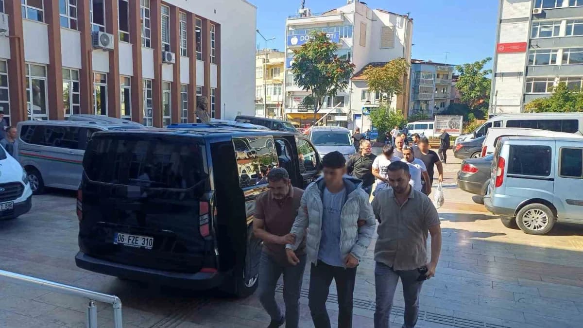 Aydın Efeler ilçesinde bir lise önünde pompalı tüfekle yakalanan şüphelilerin polis tarafından gözaltına alınması