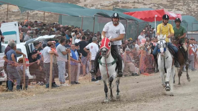 Menemen’de 12. Geleneksel Rahvan At Yarışları için hazırlanan yarış alanı ve rahvan atlar