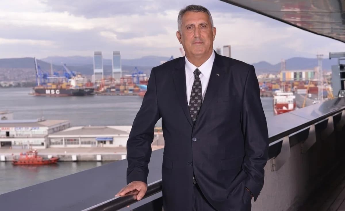 Rıza Seyyar Manisa Ticaret Borsası başkanlığına adaylığını açıklarken konuşuyor